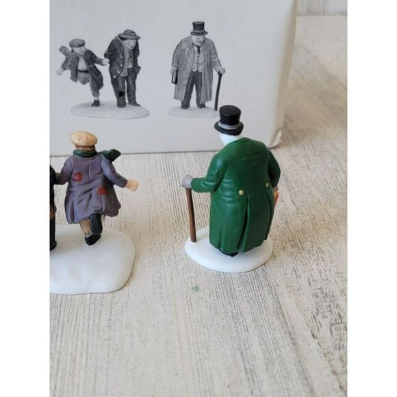 Dept 56 55549 Oliver Twist Heritage Village Collection accessory xmas set - Picture 9 of 12